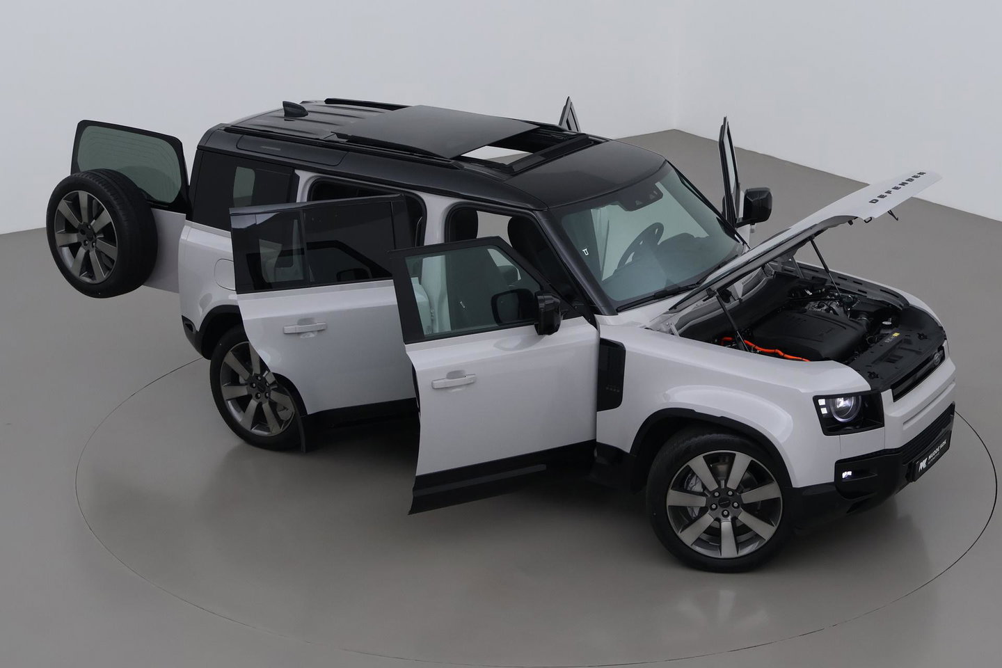 Land Rover Defender 110 P300e X-Dynamic HSE | MY26 | Luchtvering | Panoramadak | Trekhaak | 360° Camera | Koelkast | Stoelventilatie | 22 Inch