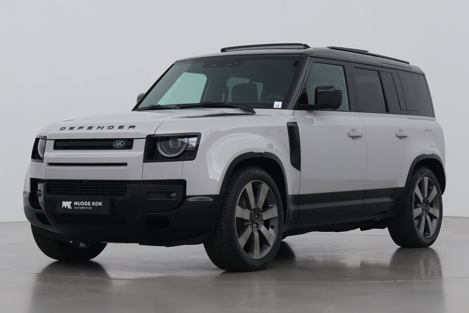 Land Rover Defender 110 P300e X-Dynamic HSE | MY26 | Luchtvering | Panoramadak | Trekhaak | 360° Camera | Koelkast | Stoelventilatie | 22 Inch