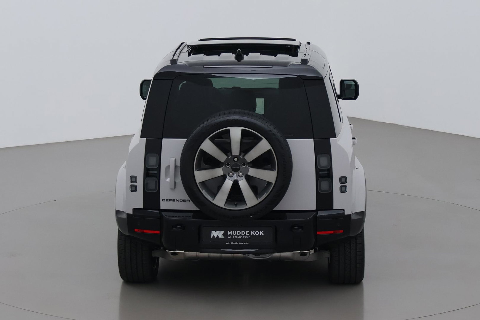 Land Rover Defender 110 P300e X-Dynamic HSE | MY26 | Luchtvering | Panoramadak | Trekhaak | 360° Camera | Koelkast | Stoelventilatie | 22 Inch