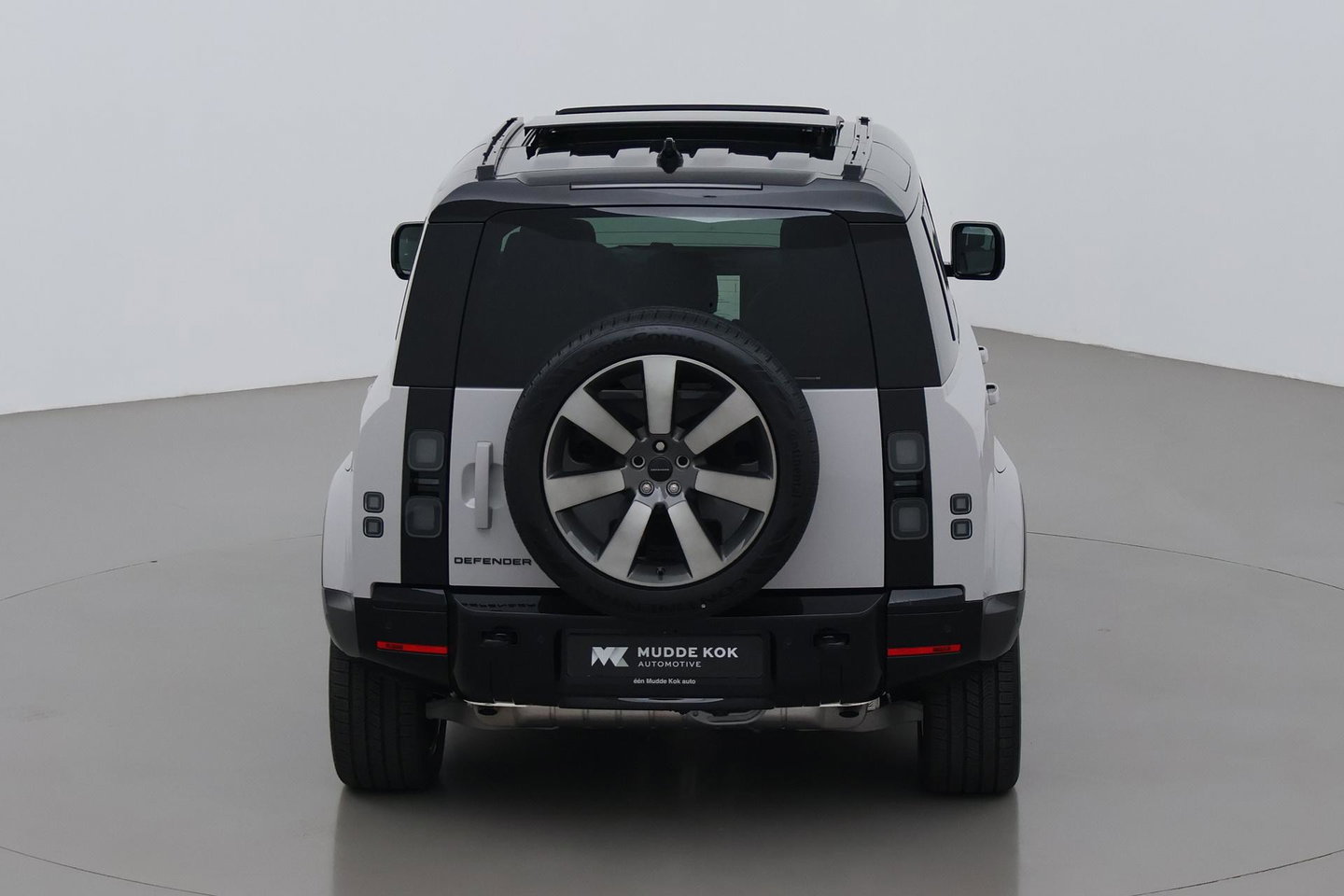 Land Rover Defender 110 P300e X-Dynamic HSE | MY26 | Luchtvering | Panoramadak | Trekhaak | 360° Camera | Koelkast | Stoelventilatie | 22 Inch