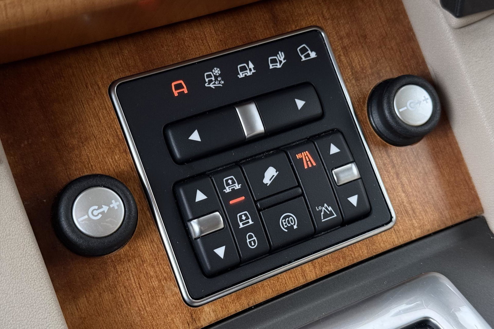 Land Rover Discovery 3.0 TDV6 SE | GRIJS KENTEKEN | Luchtvering | Trekhaak | Stoel+Stuurverwarming | Meridian | Camera | Leder | 19 Inch