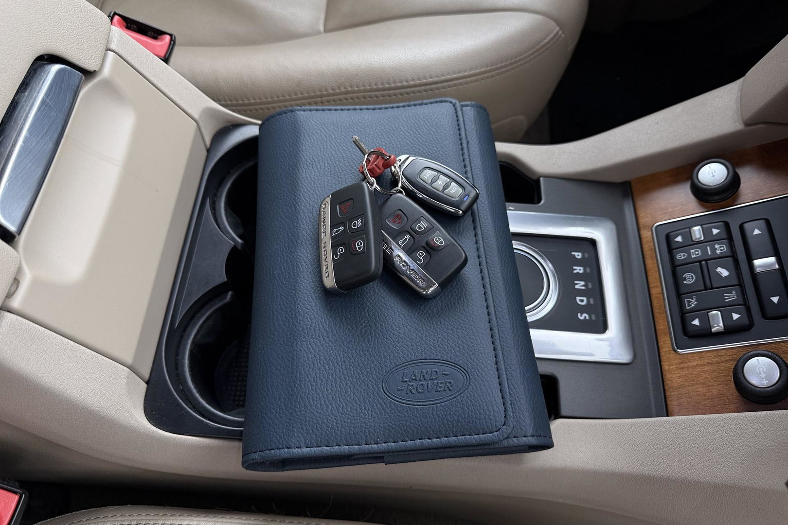 Land Rover Discovery 3.0 TDV6 SE | GRIJS KENTEKEN | Luchtvering | Trekhaak | Stoel+Stuurverwarming | Meridian | Camera | Leder | 19 Inch