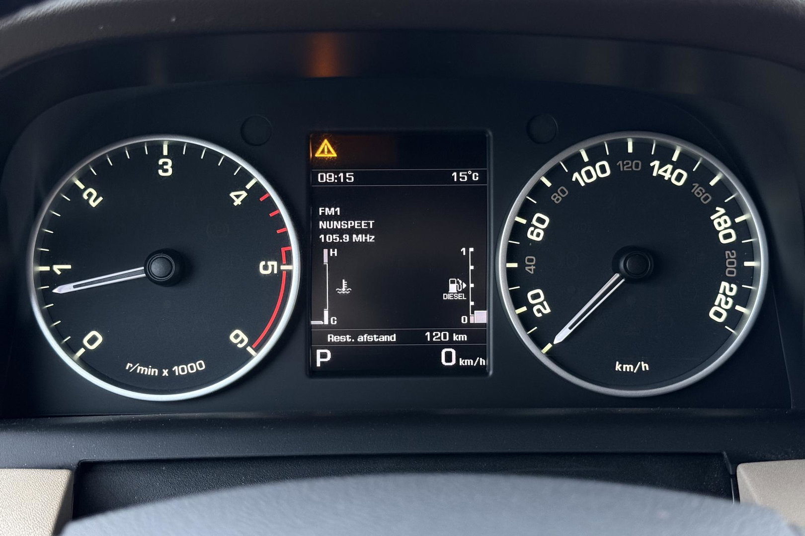 Land Rover Discovery 3.0 TDV6 SE | GRIJS KENTEKEN | Luchtvering | Trekhaak | Stoel+Stuurverwarming | Meridian | Camera | Leder | 19 Inch