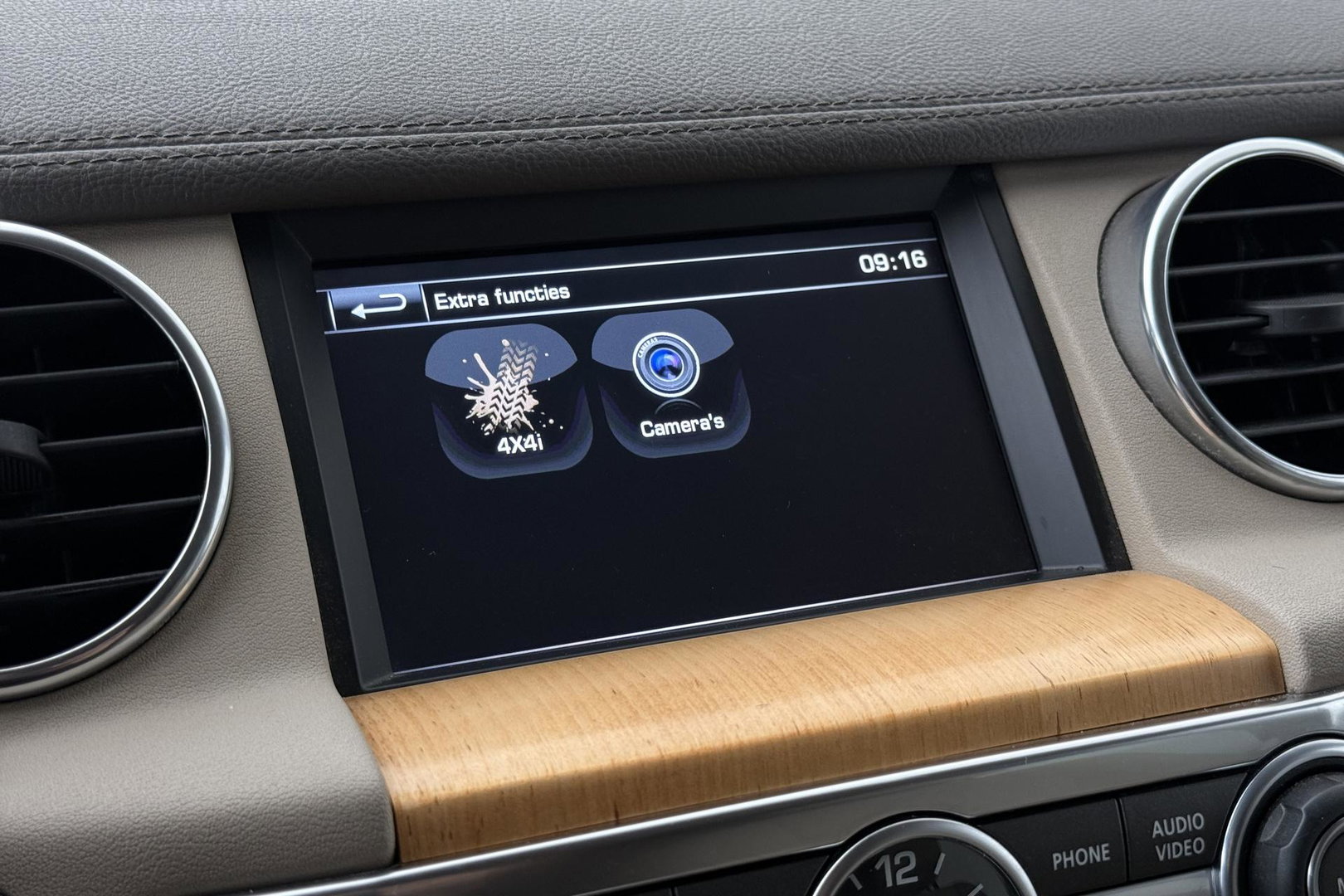 Land Rover Discovery 3.0 TDV6 SE | GRIJS KENTEKEN | Luchtvering | Trekhaak | Stoel+Stuurverwarming | Meridian | Camera | Leder | 19 Inch