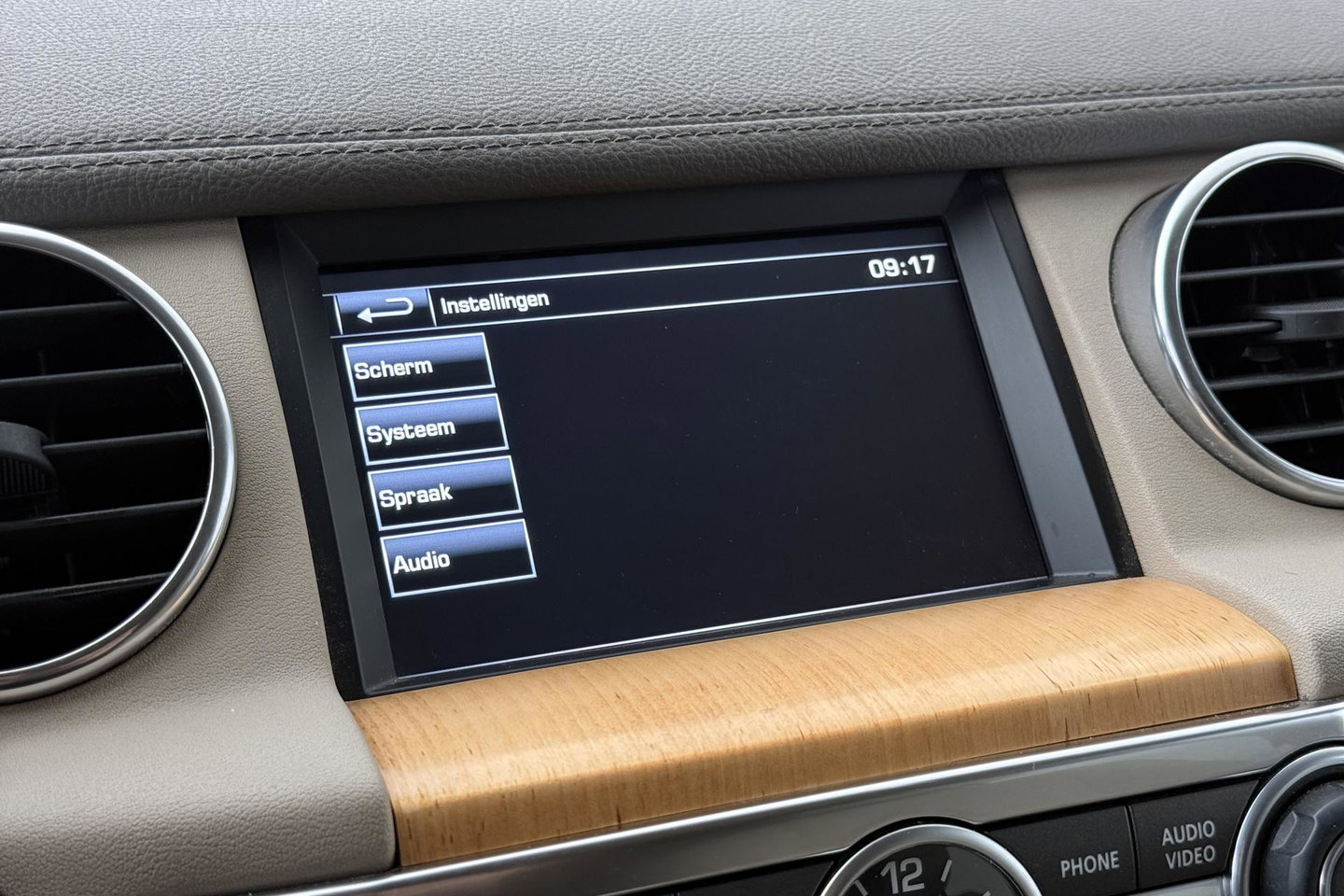 Land Rover Discovery 3.0 TDV6 SE | GRIJS KENTEKEN | Luchtvering | Trekhaak | Stoel+Stuurverwarming | Meridian | Camera | Leder | 19 Inch