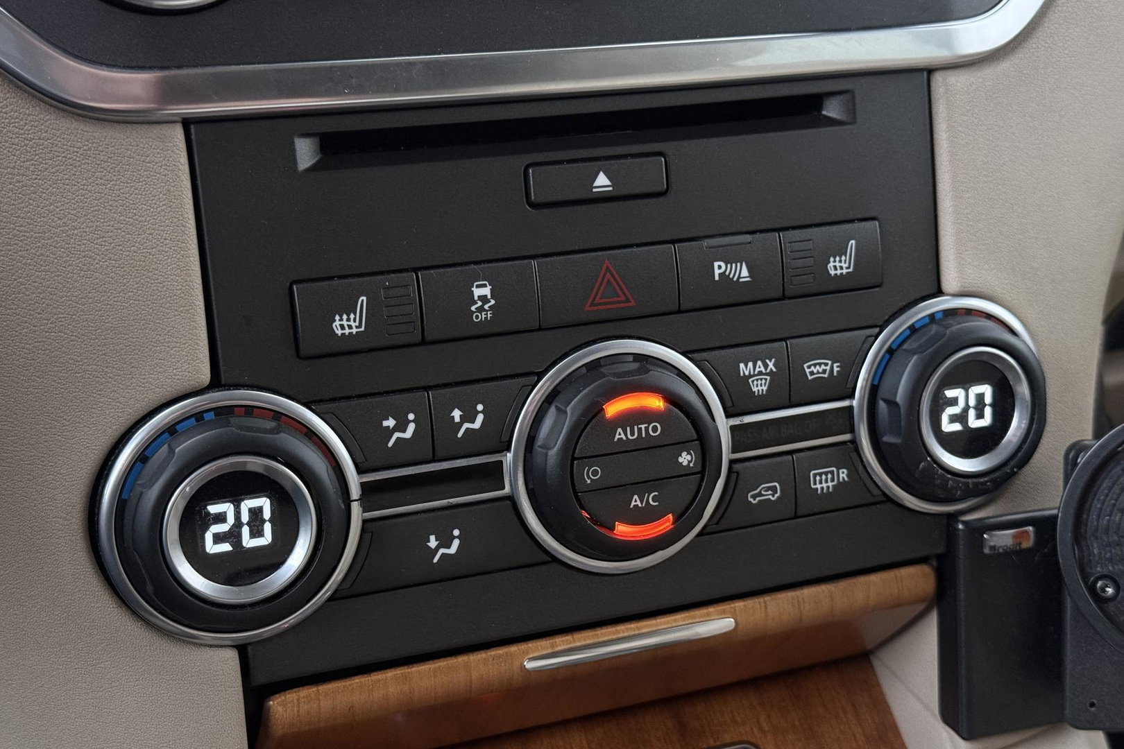 Land Rover Discovery 3.0 TDV6 SE | GRIJS KENTEKEN | Luchtvering | Trekhaak | Stoel+Stuurverwarming | Meridian | Camera | Leder | 19 Inch