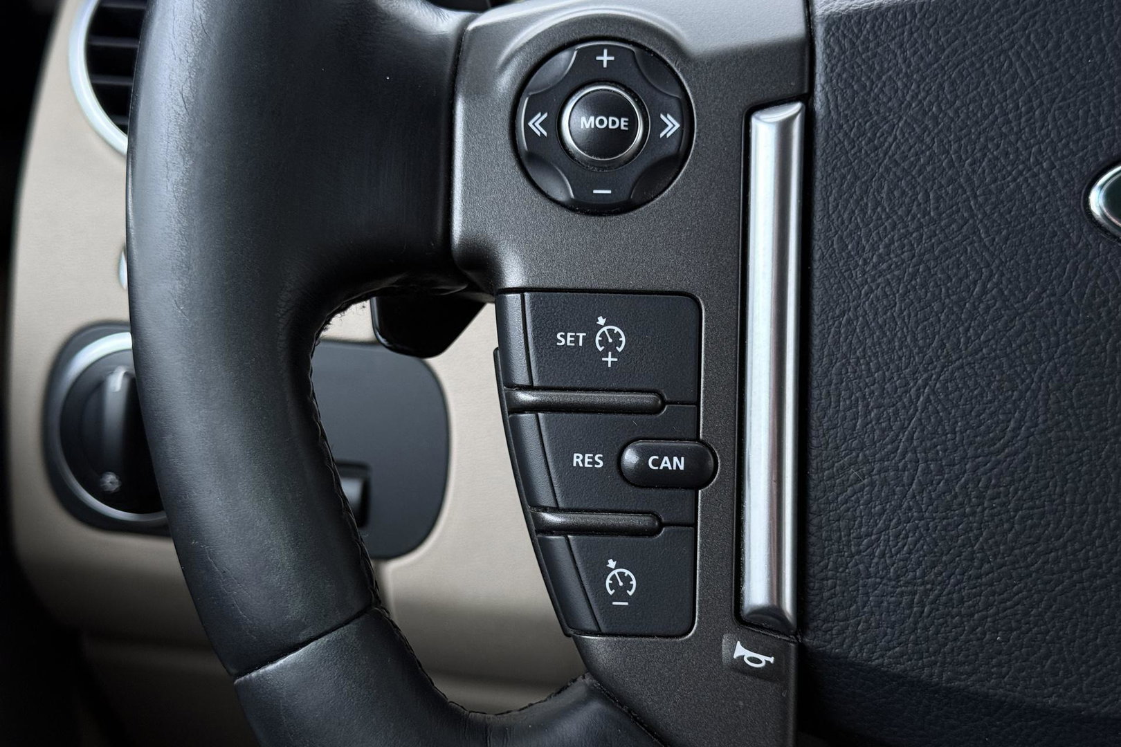 Land Rover Discovery 3.0 TDV6 SE | GRIJS KENTEKEN | Luchtvering | Trekhaak | Stoel+Stuurverwarming | Meridian | Camera | Leder | 19 Inch