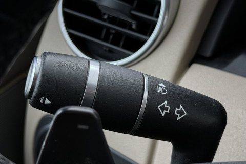Land Rover Discovery 3.0 TDV6 SE | GRIJS KENTEKEN | Luchtvering | Trekhaak | Stoel+Stuurverwarming | Meridian | Camera | Leder | 19 Inch