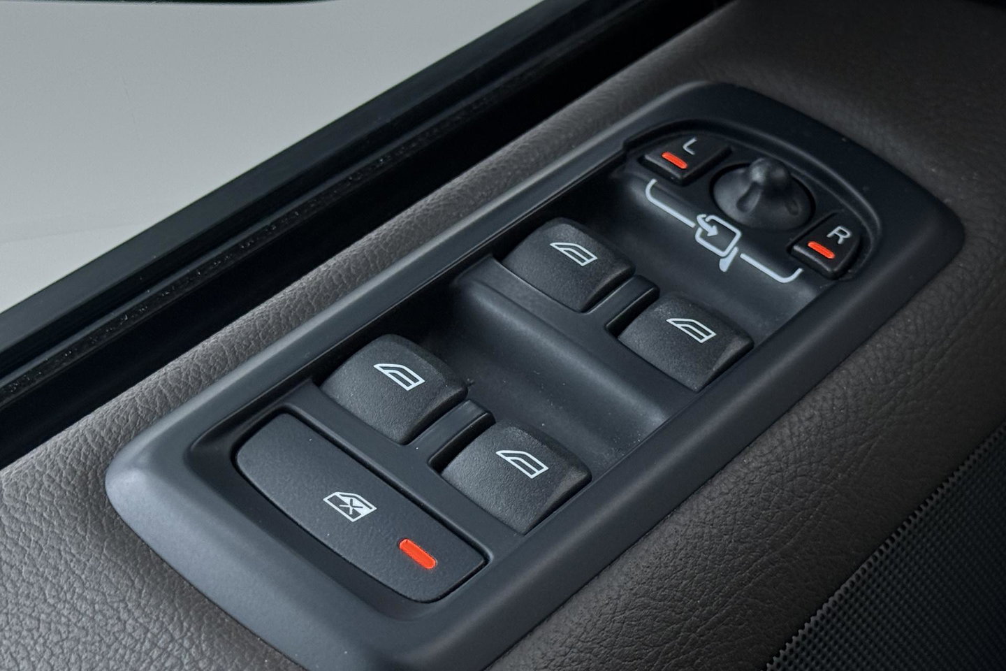 Land Rover Discovery 3.0 TDV6 SE | GRIJS KENTEKEN | Luchtvering | Trekhaak | Stoel+Stuurverwarming | Meridian | Camera | Leder | 19 Inch