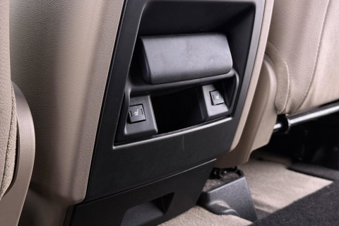 Land Rover Discovery 3.0 TDV6 SE | GRIJS KENTEKEN | Luchtvering | Trekhaak | Stoel+Stuurverwarming | Meridian | Camera | Leder | 19 Inch
