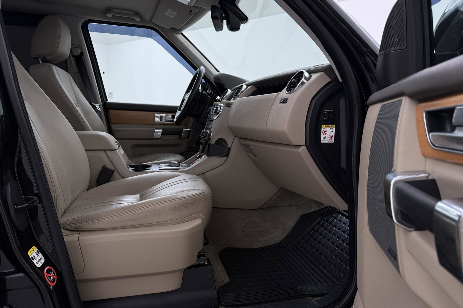 Land Rover Discovery 3.0 TDV6 SE | GRIJS KENTEKEN | Luchtvering | Trekhaak | Stoel+Stuurverwarming | Meridian | Camera | Leder | 19 Inch