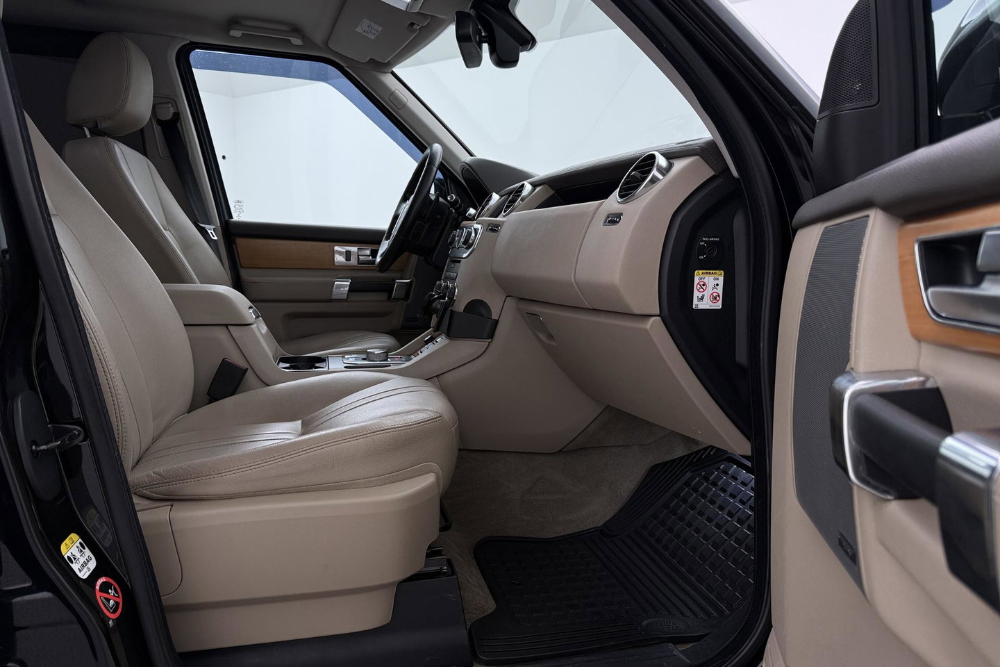 Land Rover Discovery 3.0 TDV6 SE | GRIJS KENTEKEN | Luchtvering | Trekhaak | Stoel+Stuurverwarming | Meridian | Camera | Leder | 19 Inch