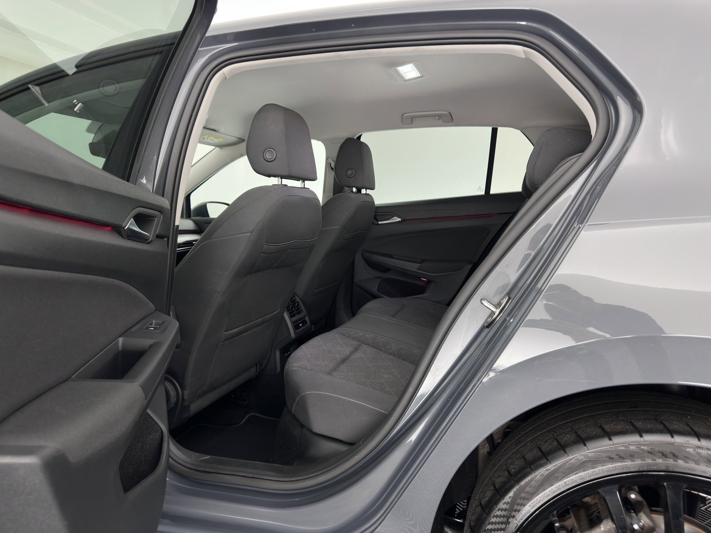 Volkswagen Golf 1.0 TSI Life *FULL-LED | ADAPTIVE-CRUISE | DIGI-COCKPIT | NAVI-FULLMAP | AMBIENTLIGHT | COMFORTSEATS | CAMERA | KEYLESS | DAB+ | PRIVACY-GLASS | ECC | PDC | 17''ALU*
