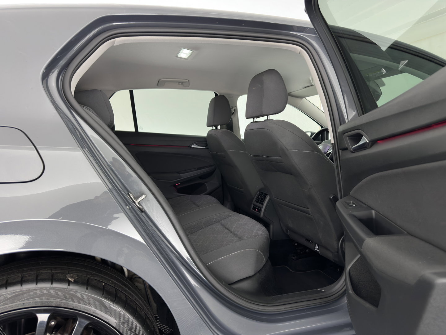 Volkswagen Golf 1.0 TSI Life *FULL-LED | ADAPTIVE-CRUISE | DIGI-COCKPIT | NAVI-FULLMAP | AMBIENTLIGHT | COMFORTSEATS | CAMERA | KEYLESS | DAB+ | PRIVACY-GLASS | ECC | PDC | 17''ALU*