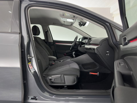 Volkswagen Golf 1.0 TSI Life *FULL-LED | ADAPTIVE-CRUISE | DIGI-COCKPIT | NAVI-FULLMAP | AMBIENTLIGHT | COMFORTSEATS | CAMERA | KEYLESS | DAB+ | PRIVACY-GLASS | ECC | PDC | 17''ALU*
