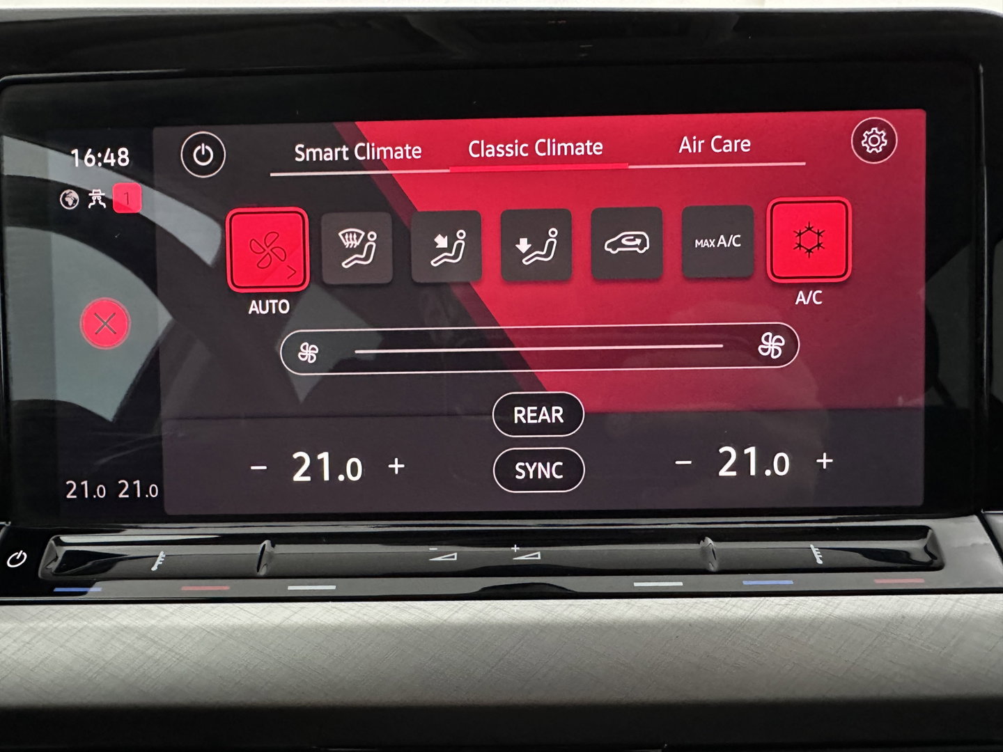 Volkswagen Golf 1.0 TSI Life *FULL-LED | ADAPTIVE-CRUISE | DIGI-COCKPIT | NAVI-FULLMAP | AMBIENTLIGHT | COMFORTSEATS | CAMERA | KEYLESS | DAB+ | PRIVACY-GLASS | ECC | PDC | 17''ALU*