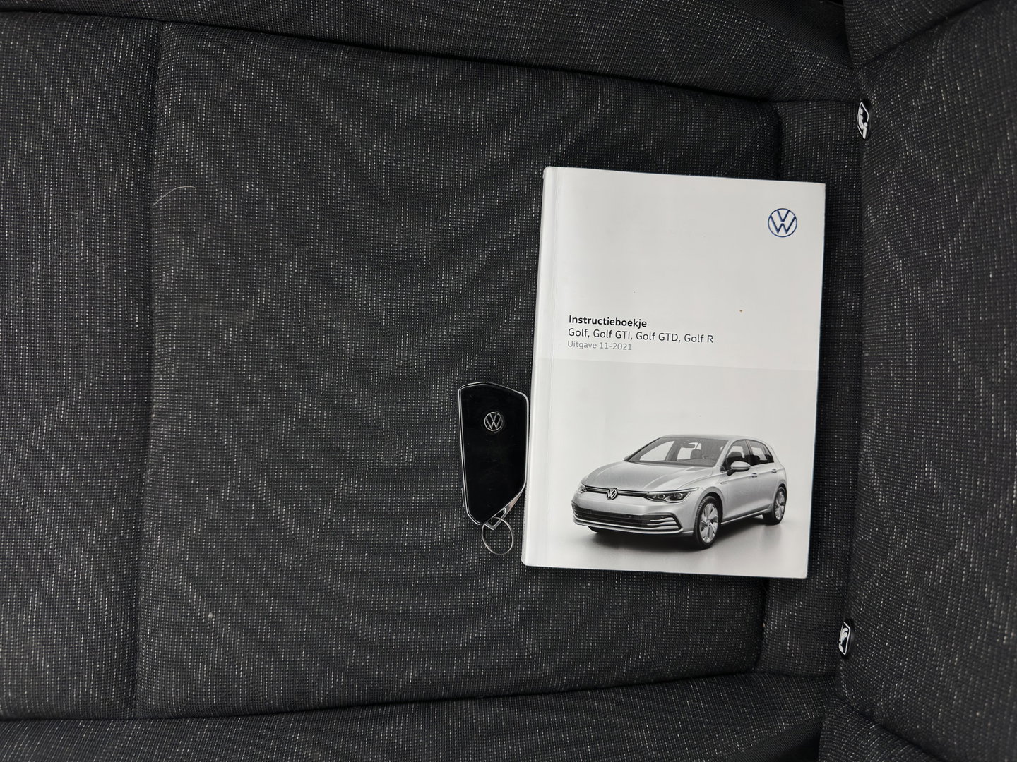 Volkswagen Golf 1.0 TSI Life *FULL-LED | ADAPTIVE-CRUISE | DIGI-COCKPIT | NAVI-FULLMAP | AMBIENTLIGHT | COMFORTSEATS | CAMERA | KEYLESS | DAB+ | PRIVACY-GLASS | ECC | PDC | 17''ALU*