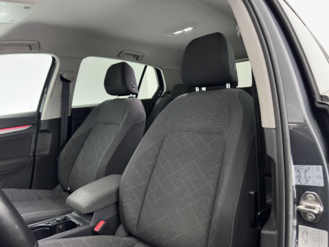 Volkswagen Golf 1.0 TSI Life *FULL-LED | ADAPTIVE-CRUISE | DIGI-COCKPIT | NAVI-FULLMAP | AMBIENTLIGHT | COMFORTSEATS | CAMERA | KEYLESS | DAB+ | PRIVACY-GLASS | ECC | PDC | 17''ALU*