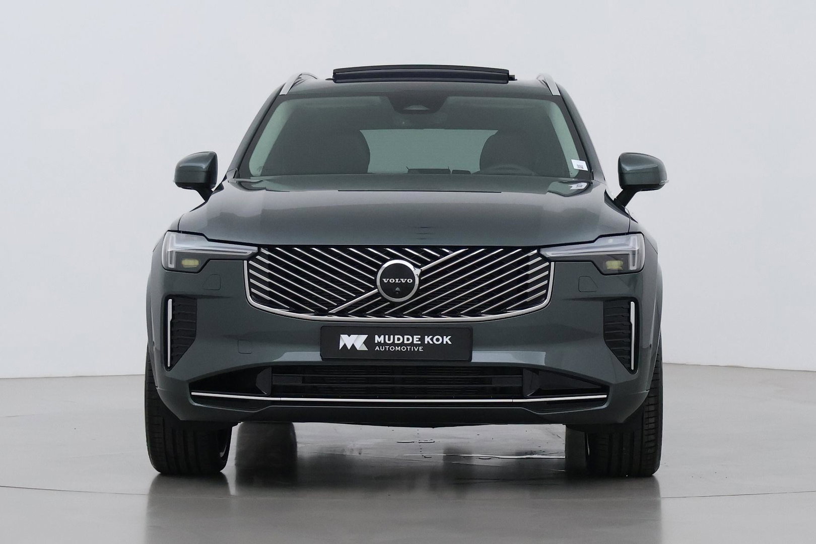 Volvo XC90 T8 Ultra Bright | Luchtvering | B&W | 22 Inch | Panoramadak | Trekhaak | 360° Camera | Head-Up | Massage