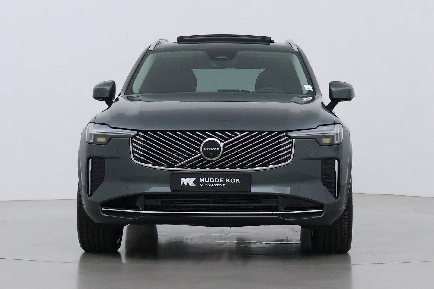 Volvo XC90 T8 Ultra Bright | Luchtvering | B&W | 22 Inch | Panoramadak | Trekhaak | 360° Camera | Head-Up | Massage