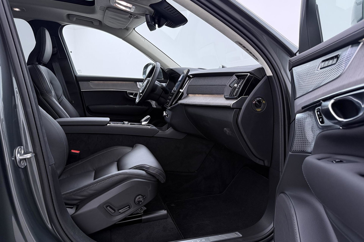Volvo XC90 T8 Ultra Bright | Luchtvering | B&W | 22 Inch | Panoramadak | Trekhaak | 360° Camera | Head-Up | Massage