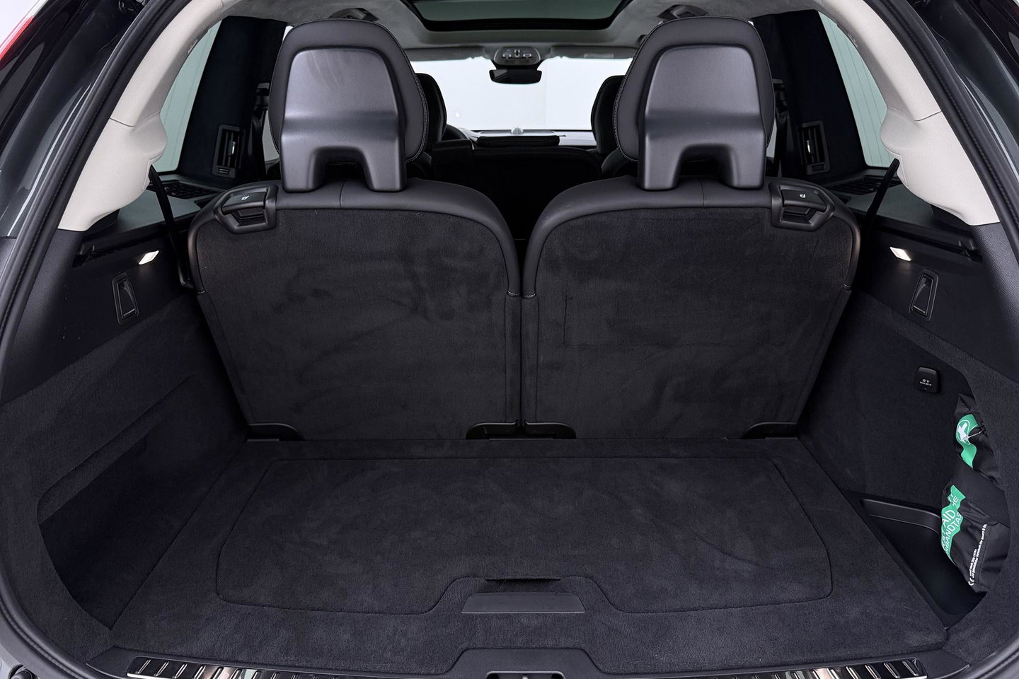 Volvo XC90 T8 Ultra Bright | Luchtvering | B&W | 22 Inch | Panoramadak | Trekhaak | 360° Camera | Head-Up | Massage