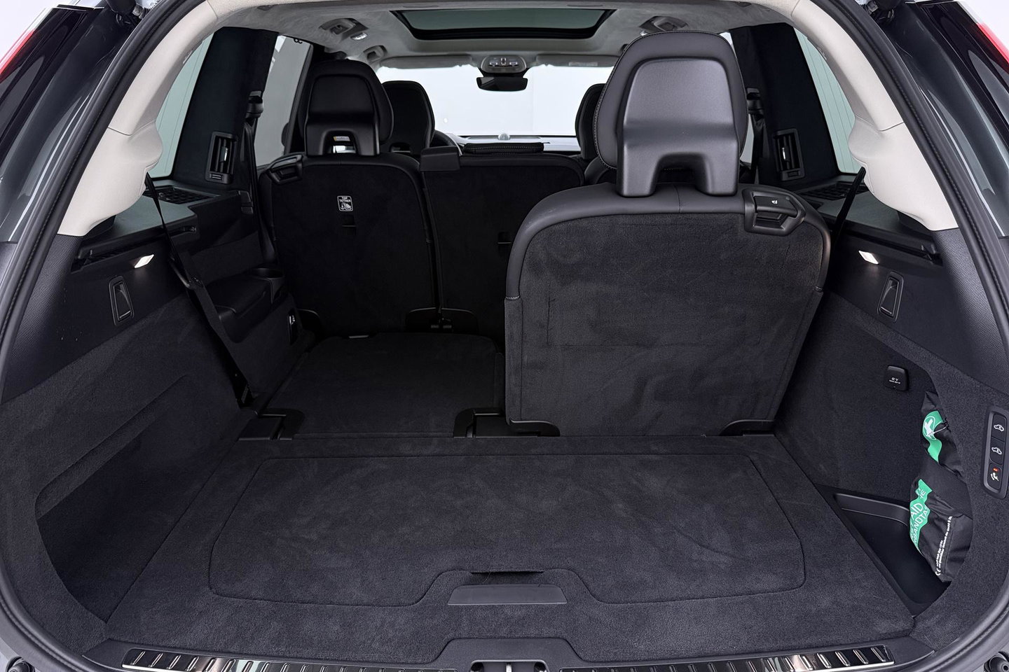 Volvo XC90 T8 Ultra Bright | Luchtvering | B&W | 22 Inch | Panoramadak | Trekhaak | 360° Camera | Head-Up | Massage