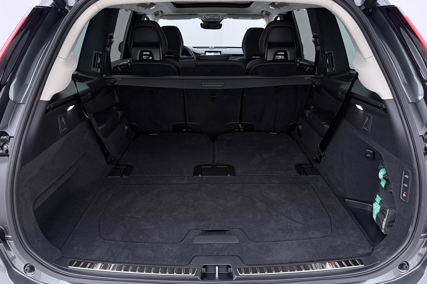 Volvo XC90 T8 Ultra Bright | Luchtvering | B&W | 22 Inch | Panoramadak | Trekhaak | 360° Camera | Head-Up | Massage