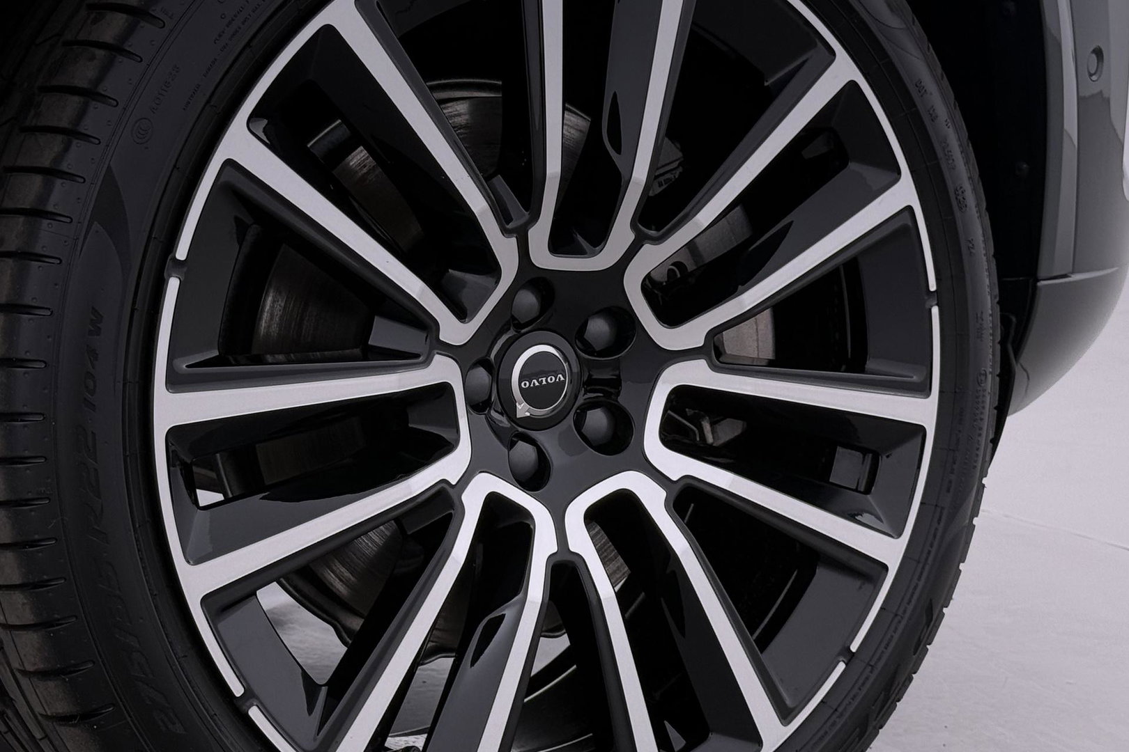 Volvo XC90 T8 Ultra Bright | Luchtvering | B&W | 22 Inch | Panoramadak | Trekhaak | 360° Camera | Head-Up | Massage