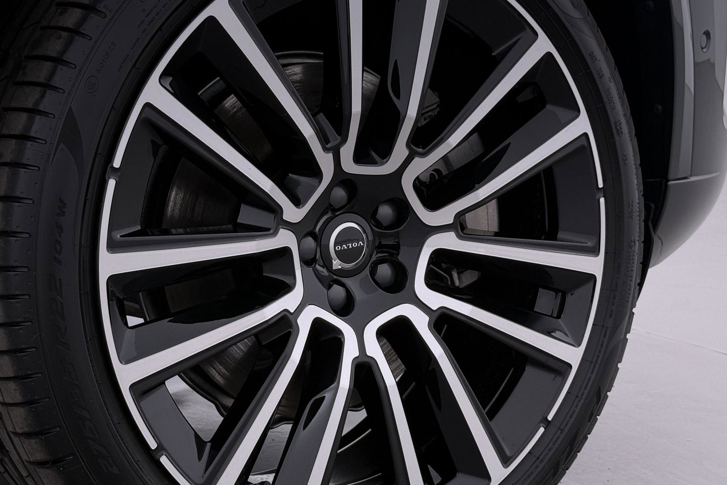 Volvo XC90 T8 Ultra Bright | Luchtvering | B&W | 22 Inch | Panoramadak | Trekhaak | 360° Camera | Head-Up | Massage