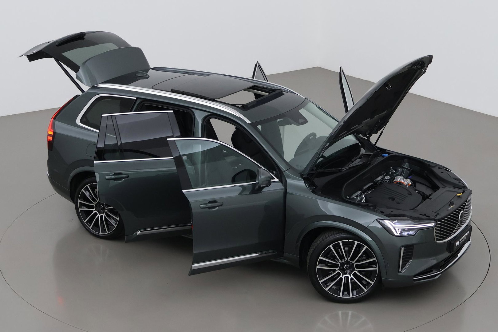 Volvo XC90 T8 Ultra Bright | Luchtvering | B&W | 22 Inch | Panoramadak | Trekhaak | 360° Camera | Head-Up | Massage
