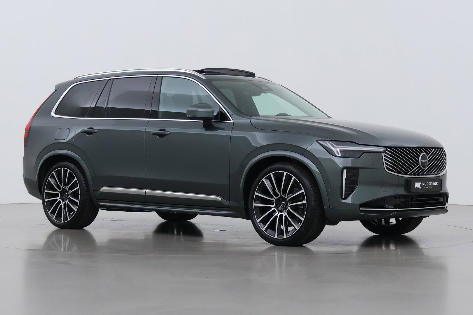 Volvo XC90 T8 Ultra Bright | Luchtvering | B&W | 22 Inch | Panoramadak | Trekhaak | 360° Camera | Head-Up | Massage