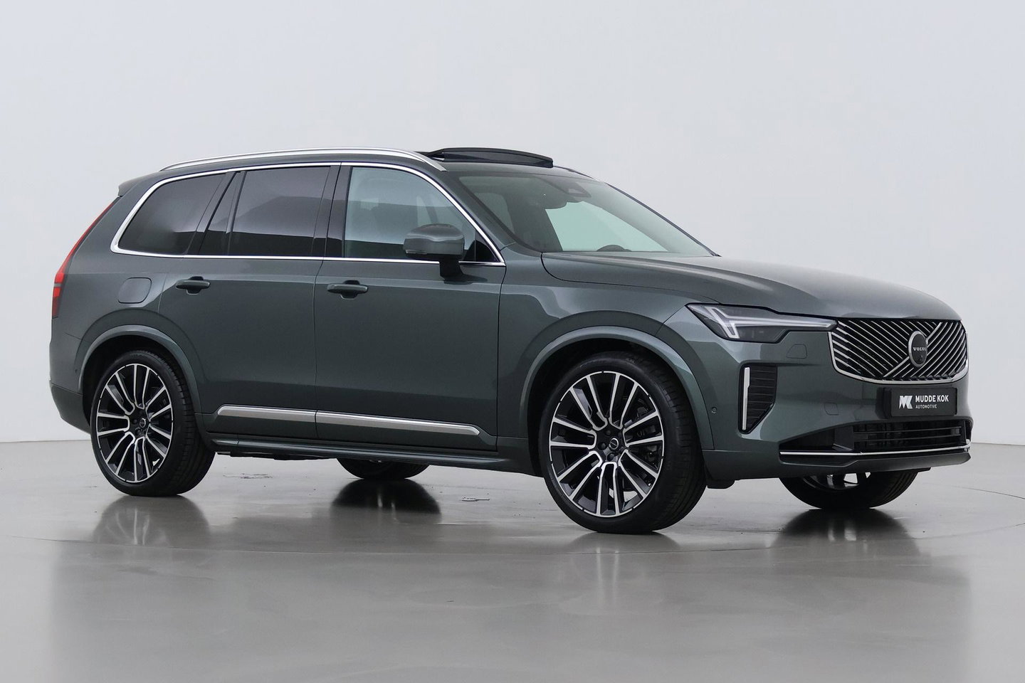 Volvo XC90 T8 Ultra Bright | Luchtvering | B&W | 22 Inch | Panoramadak | Trekhaak | 360° Camera | Head-Up | Massage