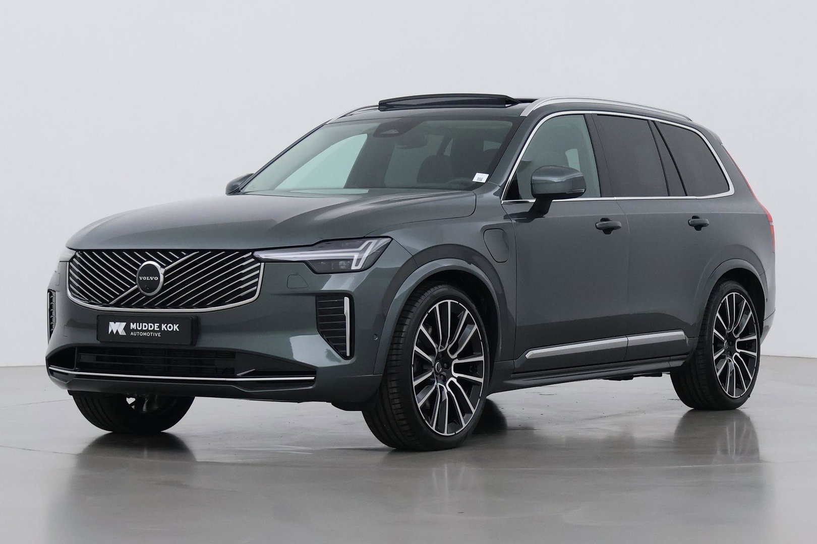 Volvo XC90 T8 Ultra Bright | Luchtvering | B&W | 22 Inch | Panoramadak | Trekhaak | 360° Camera | Head-Up | Massage