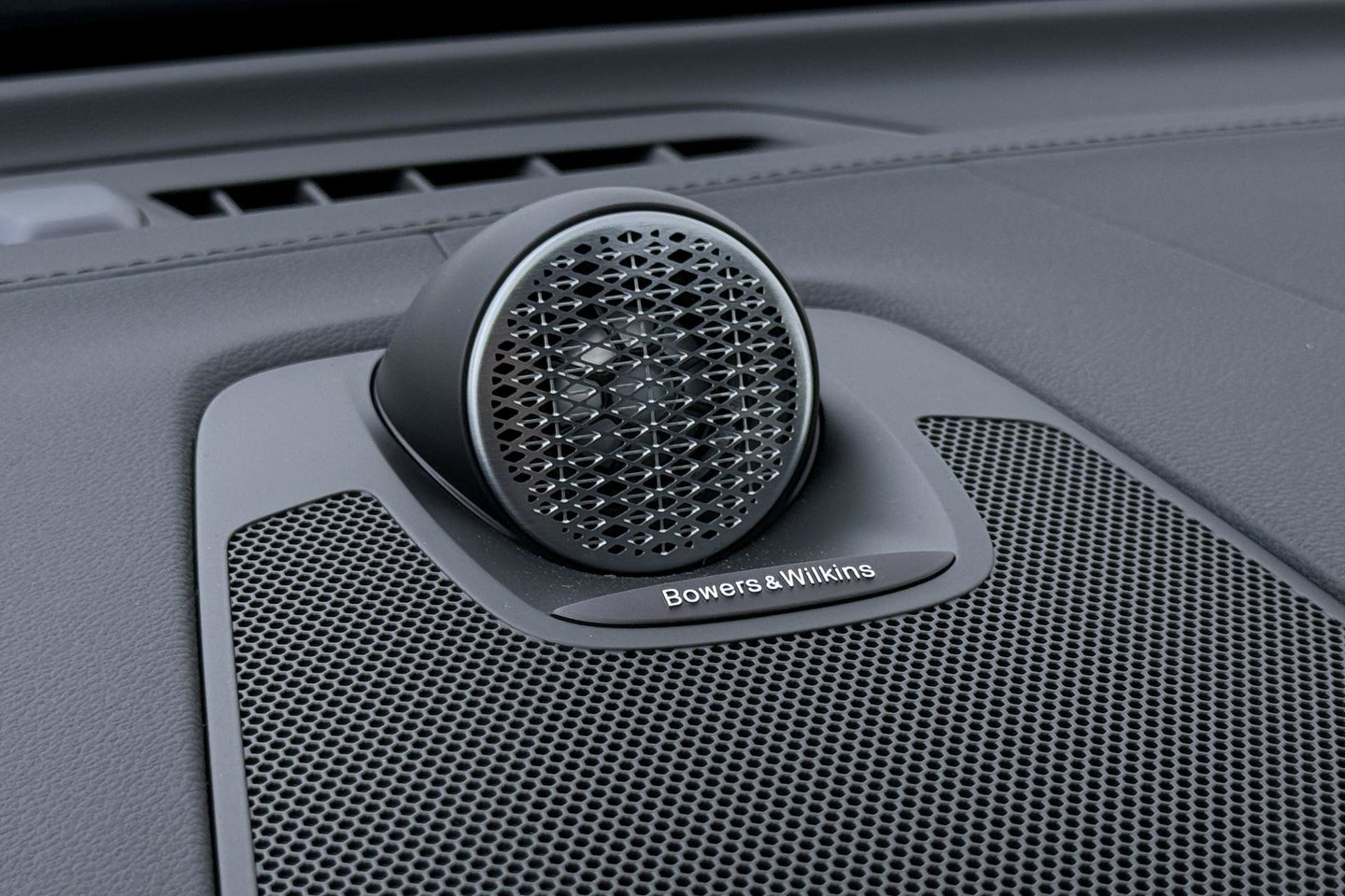 Volvo XC60 T6 Ultra Black Edition | Luchtvering  | 22 Inch | Stoelventilatie | Bowers&Wilkins | Trekhaak | 360° Camera |