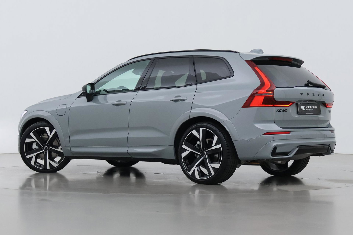 Volvo XC60 T6 Ultra Black Edition | Luchtvering  | 22 Inch | Stoelventilatie | Bowers&Wilkins | Trekhaak | 360° Camera |