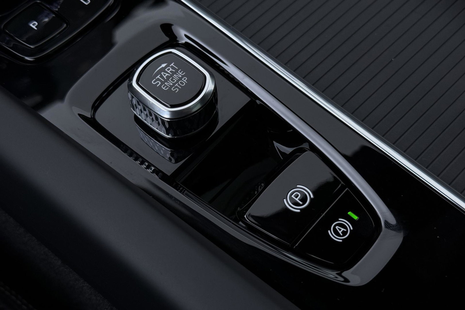 Volvo XC60 T6 Ultra Black Edition | Luchtvering  | 22 Inch | Stoelventilatie | Bowers&Wilkins | Trekhaak | 360° Camera |