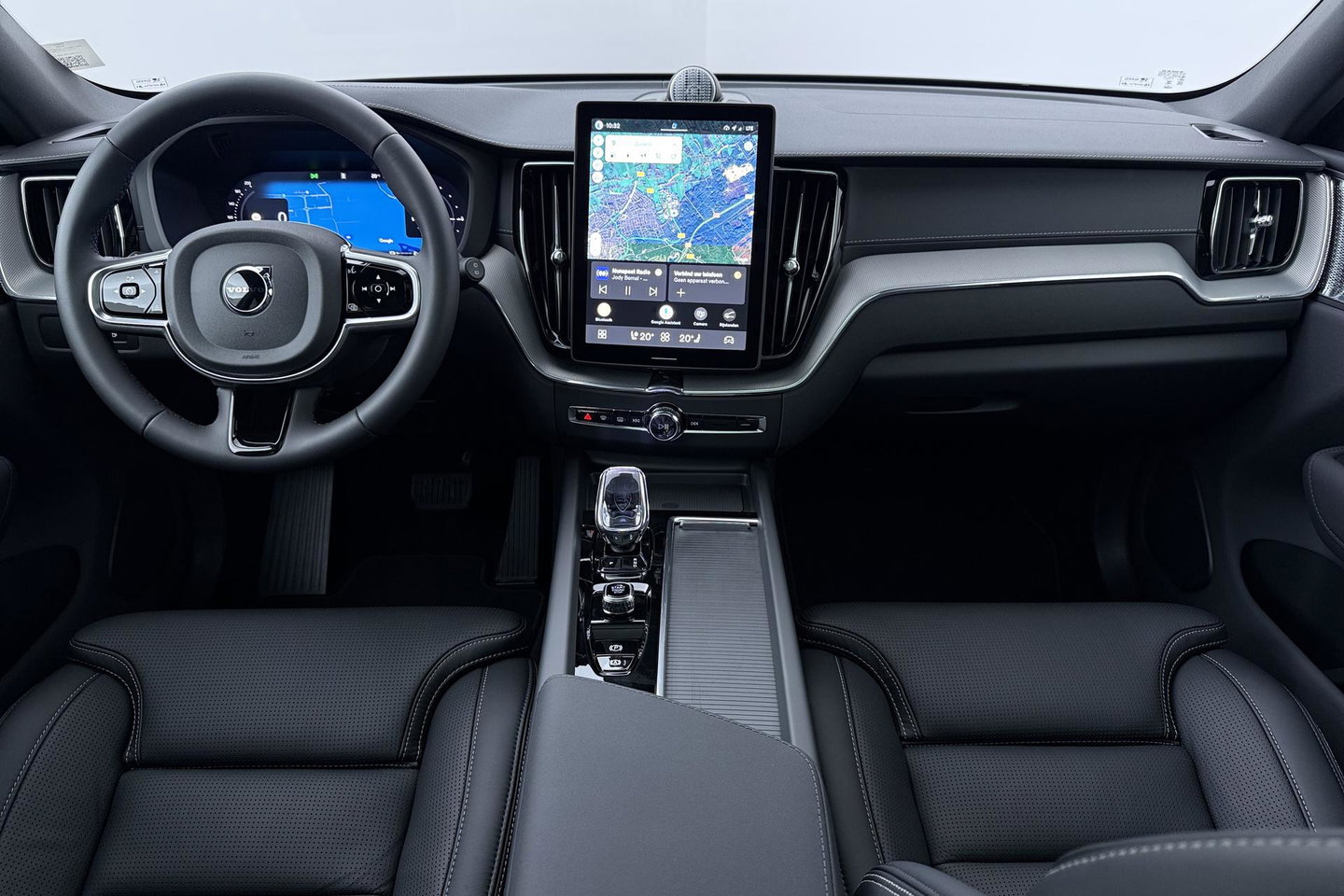 Volvo XC60 T6 Ultra Black Edition | Luchtvering  | 22 Inch | Stoelventilatie | Bowers&Wilkins | Trekhaak | 360° Camera |