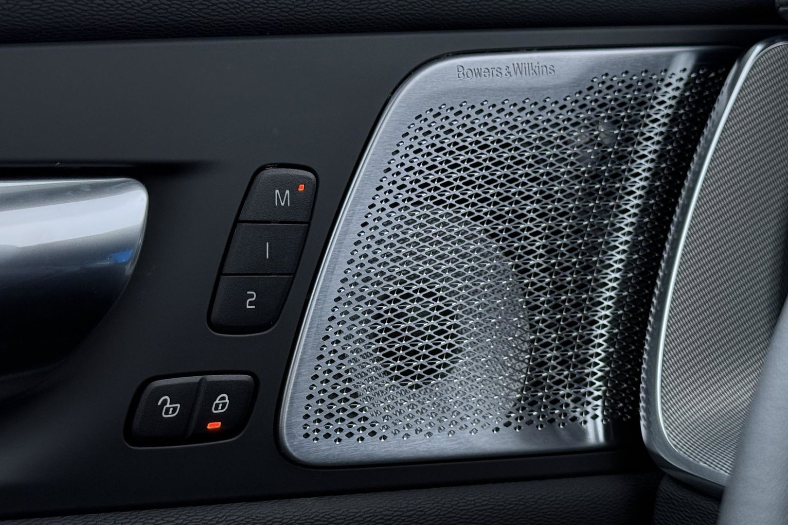 Volvo XC60 T6 Ultra Black Edition | Luchtvering  | 22 Inch | Stoelventilatie | Bowers&Wilkins | Trekhaak | 360° Camera |