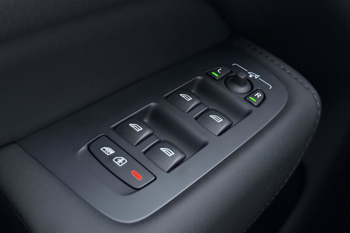 Volvo XC60 T6 Ultra Black Edition | Luchtvering  | 22 Inch | Stoelventilatie | Bowers&Wilkins | Trekhaak | 360° Camera |