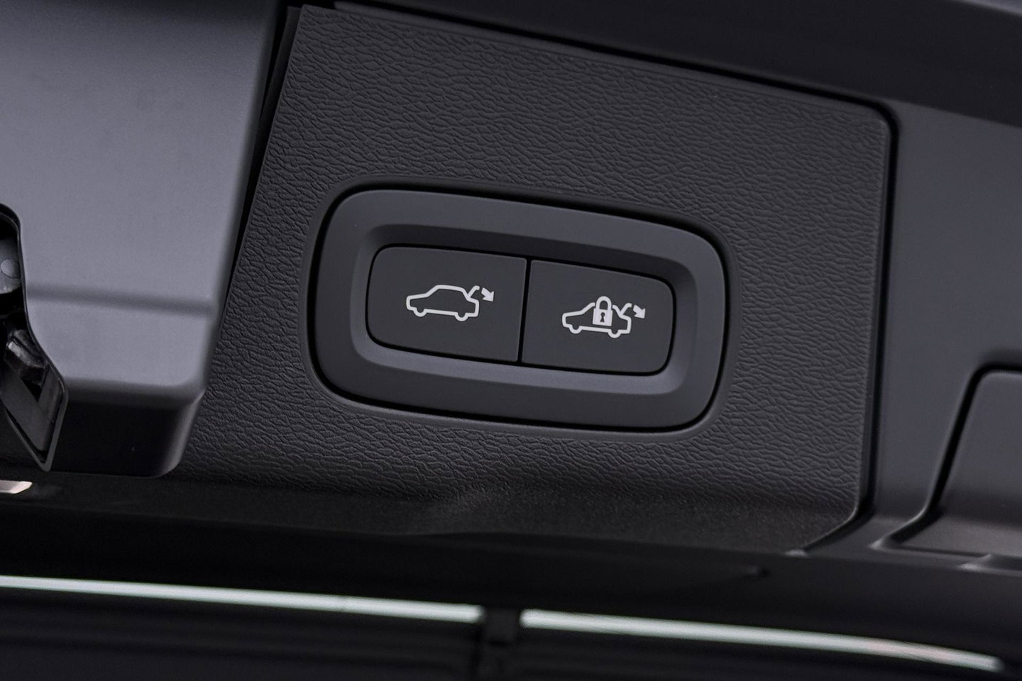 Volvo XC60 T6 Ultra Black Edition | Luchtvering  | 22 Inch | Stoelventilatie | Bowers&Wilkins | Trekhaak | 360° Camera |