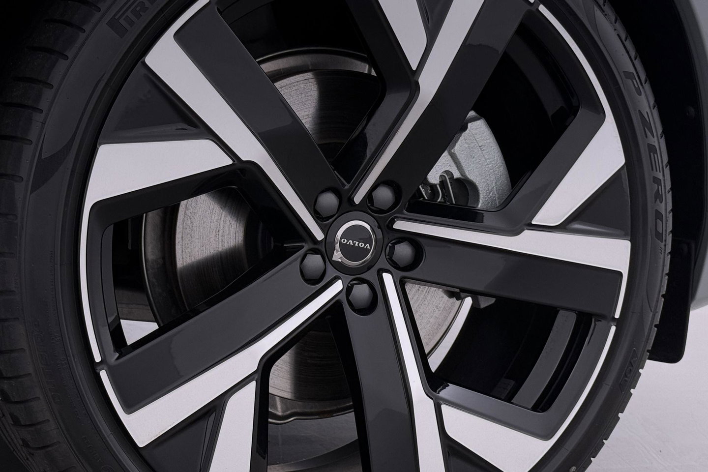 Volvo XC60 T6 Ultra Black Edition | Luchtvering  | 22 Inch | Stoelventilatie | Bowers&Wilkins | Trekhaak | 360° Camera |