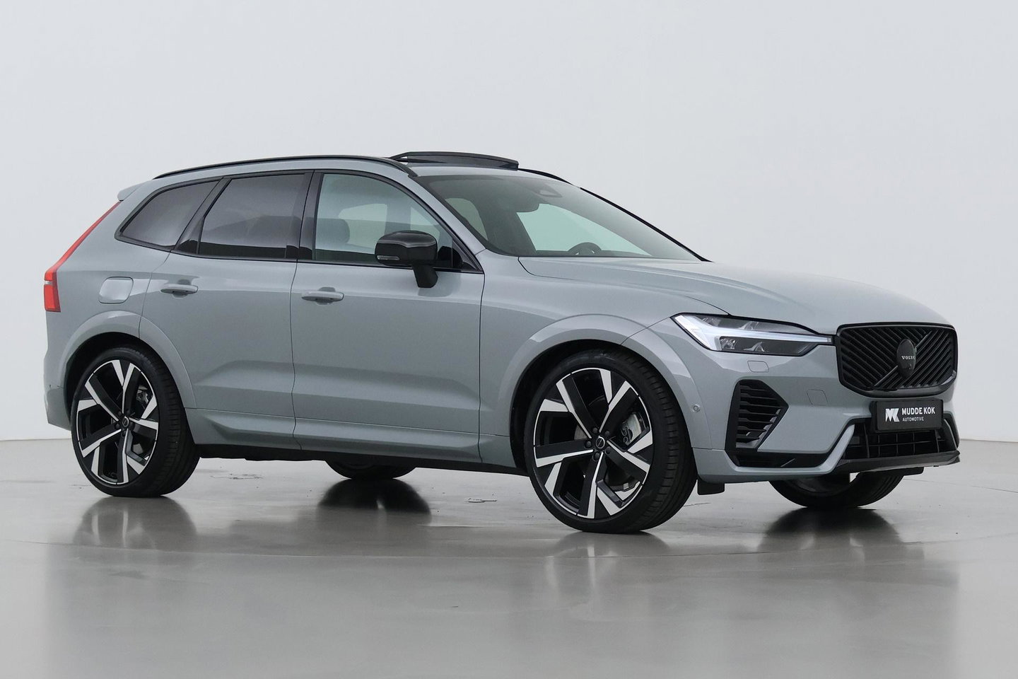 Volvo XC60 T6 Ultra Black Edition | Luchtvering  | 22 Inch | Stoelventilatie | Bowers&Wilkins | Trekhaak | 360° Camera |