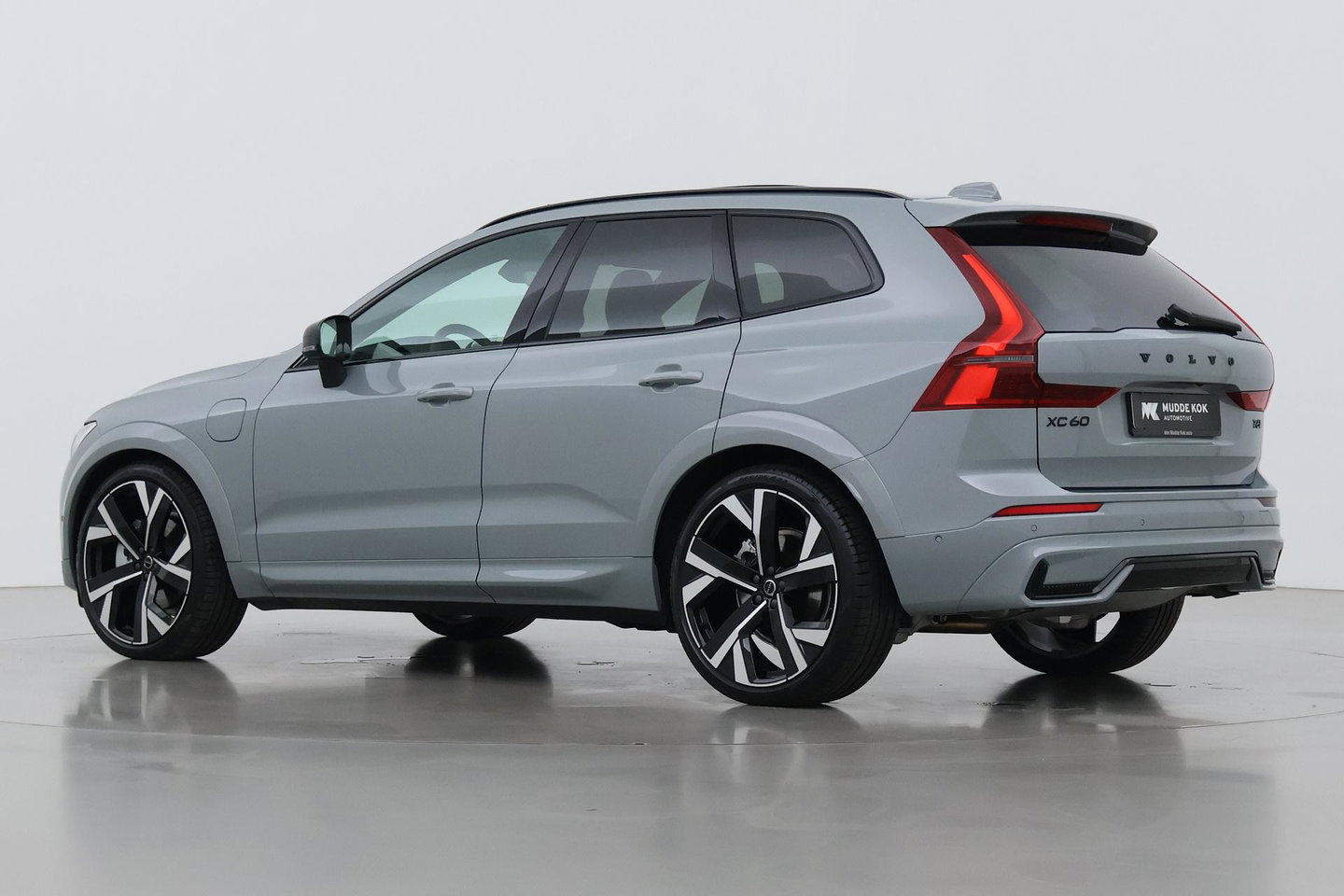 Volvo XC60 T6 Ultra Black Edition | Luchtvering  | 22 Inch | Stoelventilatie | Bowers&Wilkins | Trekhaak | 360° Camera |