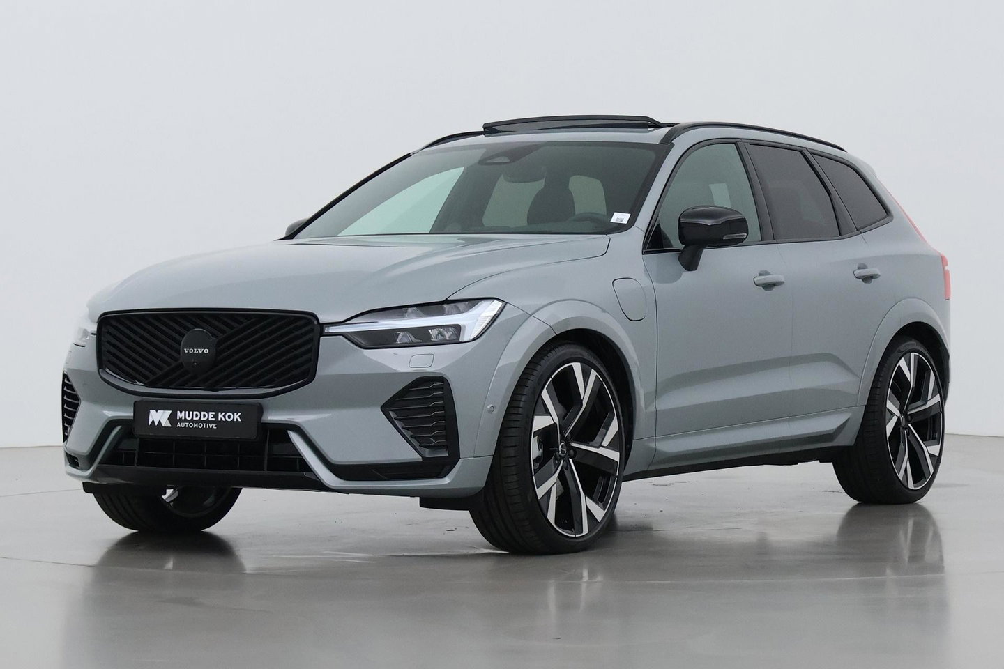 Volvo XC60 T6 Ultra Black Edition | Luchtvering  | 22 Inch | Stoelventilatie | Bowers&Wilkins | Trekhaak | 360° Camera |