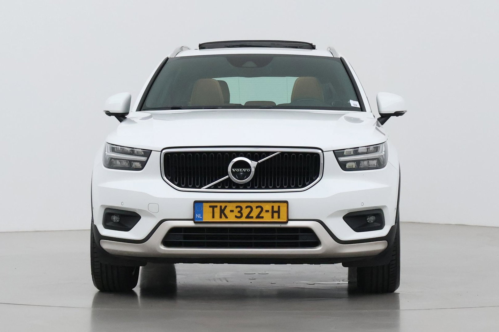 Volvo XC40 2.0 T4 Momentum | Harman/Kardon | Panoramadak | 360° Camera | Trekhaak | BLIS | Camera