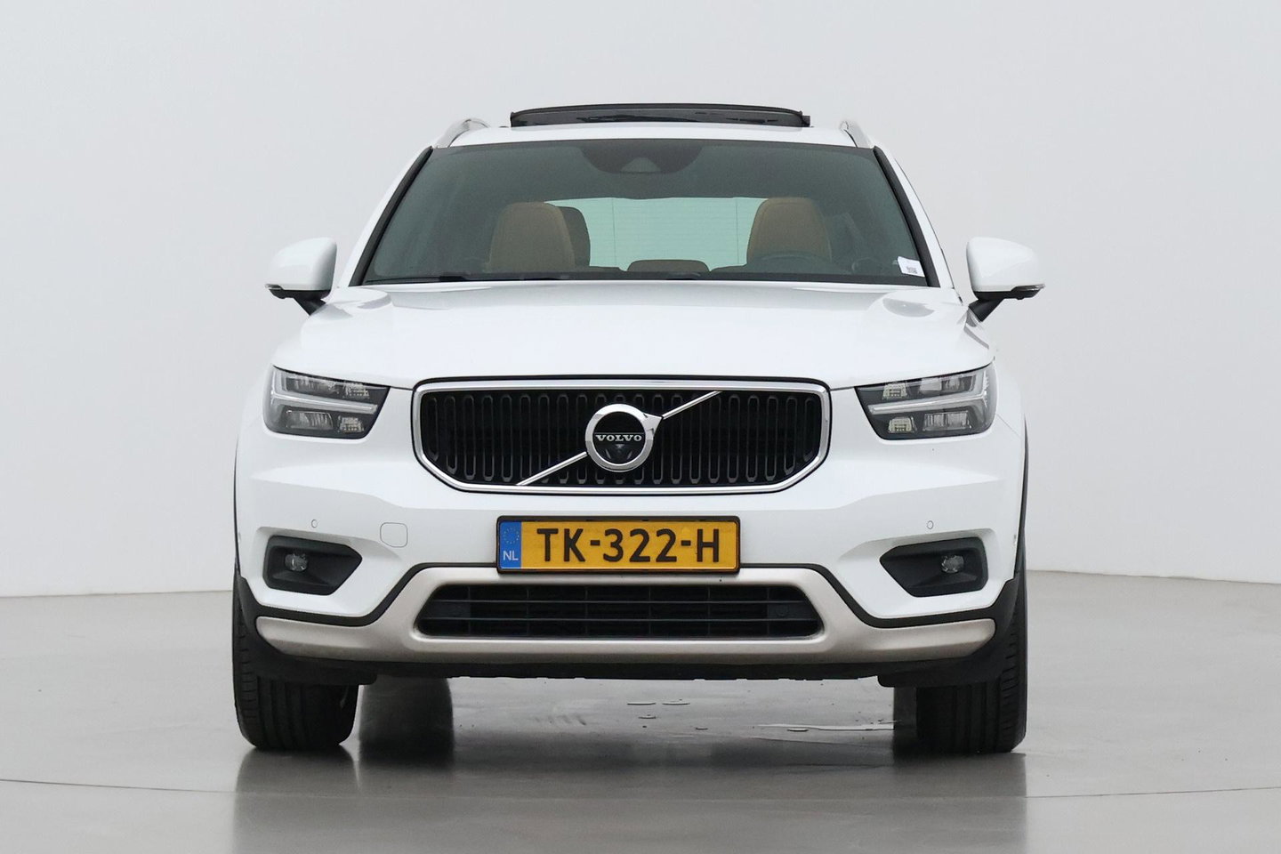 Volvo XC40 2.0 T4 Momentum | Harman/Kardon | Panoramadak | 360° Camera | Trekhaak | BLIS | Camera