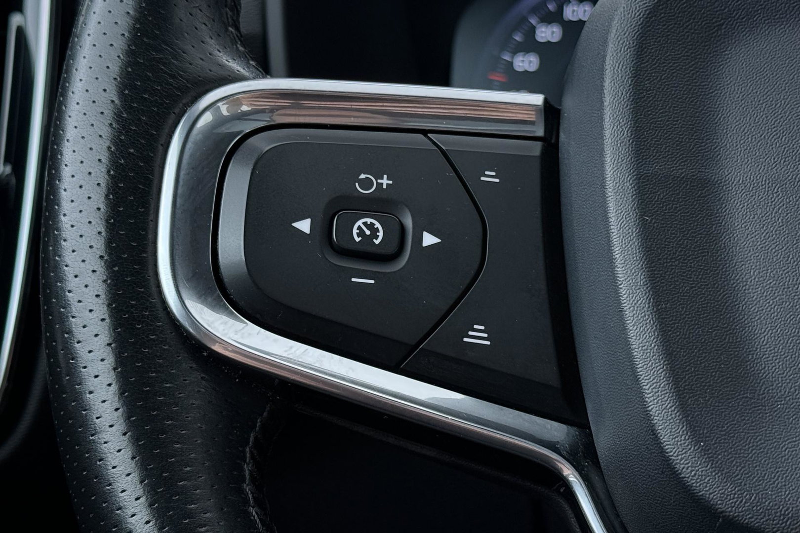 Volvo XC40 2.0 T4 Momentum | Harman/Kardon | Panoramadak | 360° Camera | Trekhaak | BLIS | Camera
