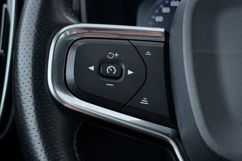 Volvo XC40 2.0 T4 Momentum | Harman/Kardon | Panoramadak | 360° Camera | Trekhaak | BLIS | Camera