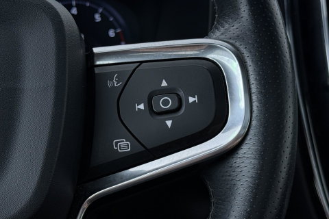 Volvo XC40 2.0 T4 Momentum | Harman/Kardon | Panoramadak | 360° Camera | Trekhaak | BLIS | Camera